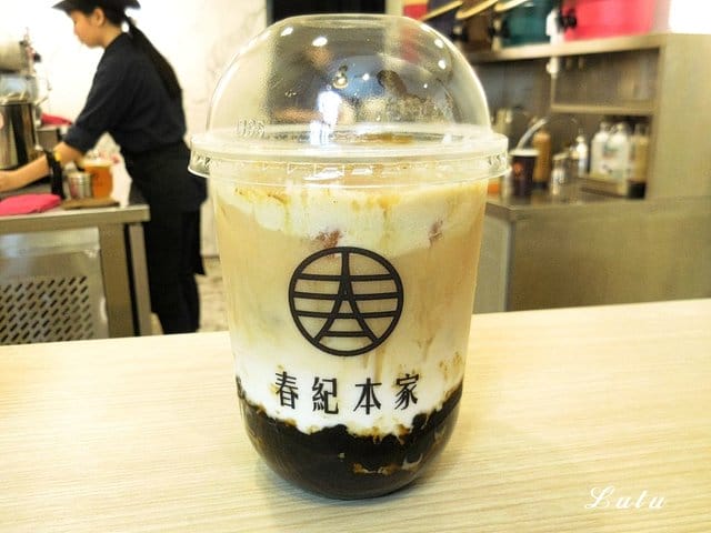 春紀本家 黑糖波霸鮮奶 專門飲品店。當香氣濃郁的黑糖香氣遇上純正鮮濃的鮮奶。混搭出天然純正的美麗漸層飲品