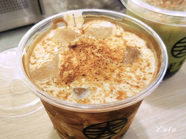 春紀本家 黑糖波霸鮮奶 專門飲品店。當香氣濃郁的黑糖香氣遇上純正鮮濃的鮮奶。混搭出天然純正的美麗漸層飲品