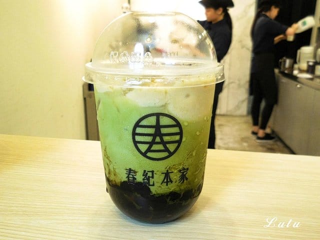 春紀本家 黑糖波霸鮮奶 專門飲品店。當香氣濃郁的黑糖香氣遇上純正鮮濃的鮮奶。混搭出天然純正的美麗漸層飲品