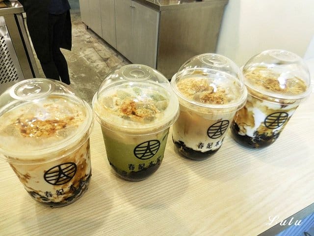 春紀本家 黑糖波霸鮮奶 專門飲品店。當香氣濃郁的黑糖香氣遇上純正鮮濃的鮮奶。混搭出天然純正的美麗漸層飲品