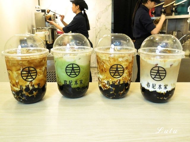 春紀本家 黑糖波霸鮮奶 專門飲品店。當香氣濃郁的黑糖香氣遇上純正鮮濃的鮮奶。混搭出天然純正的美麗漸層飲品