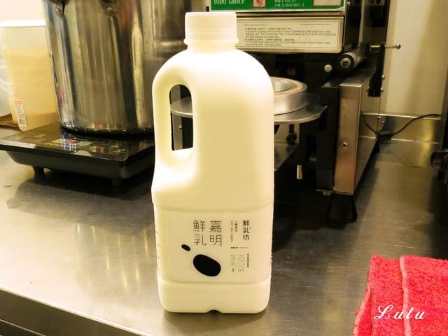 春紀本家 黑糖波霸鮮奶 專門飲品店。當香氣濃郁的黑糖香氣遇上純正鮮濃的鮮奶。混搭出天然純正的美麗漸層飲品