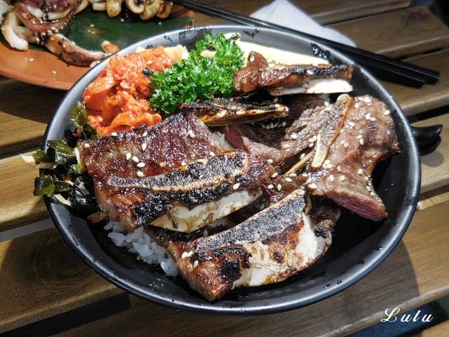 新竹平價美食推薦。山口刺身ま丼飯專賣店#東門市場美食#新竹美食#日本料理。食材新鮮嚴選，用心研發的平價日式料理丼飯