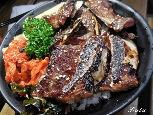 新竹平價美食推薦。山口刺身ま丼飯專賣店#東門市場美食#新竹美食#日本料理。食材新鮮嚴選，用心研發的平價日式料理丼飯