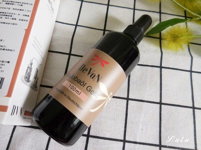 如何調和精油與基底油，做居家精油保養。DeVoN 德氛 100%天然精油（神采油）20ml＆荷荷芭精華油100ml。用天然的精油香氛，寵愛全身肌膚