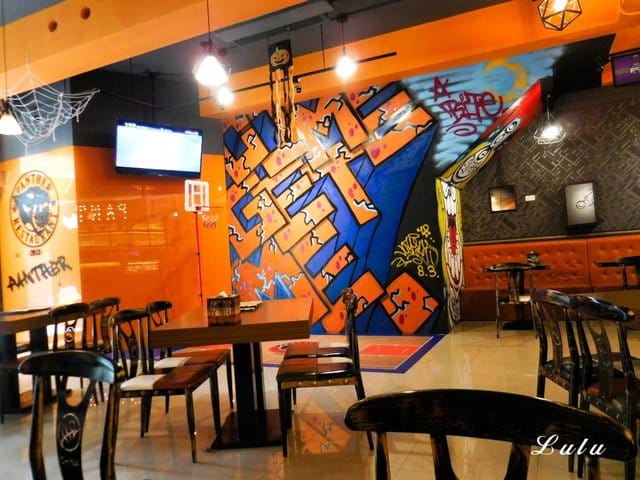 桃園美式餐廳推薦。PANTHER 黑豹美式餐廳。街頭美式塗鴉牆，週六球衣日。轉播熱門運動賽事。寵物友善。不收取服務費，用餐不限時，提供免費wifi，充電服務