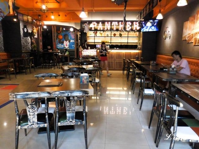 桃園美式餐廳推薦。PANTHER 黑豹美式餐廳。街頭美式塗鴉牆，週六球衣日。轉播熱門運動賽事。寵物友善。不收取服務費，用餐不限時，提供免費wifi，充電服務