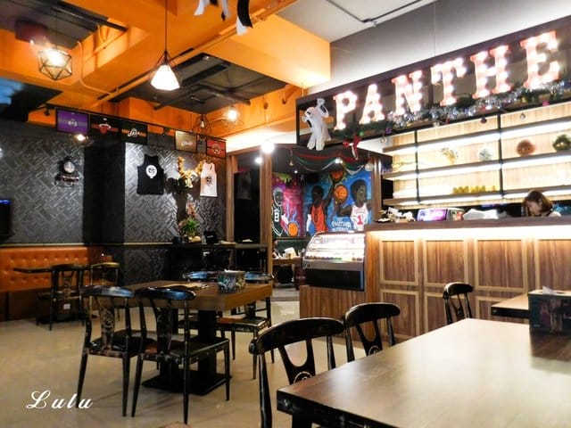 桃園美式餐廳推薦。PANTHER 黑豹美式餐廳。街頭美式塗鴉牆，週六球衣日。轉播熱門運動賽事。寵物友善。不收取服務費，用餐不限時，提供免費wifi，充電服務