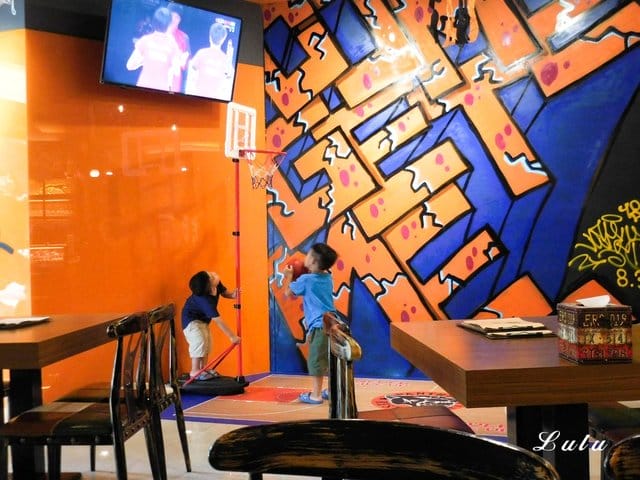 桃園美式餐廳推薦。PANTHER 黑豹美式餐廳。街頭美式塗鴉牆，週六球衣日。轉播熱門運動賽事。寵物友善。不收取服務費，用餐不限時，提供免費wifi，充電服務