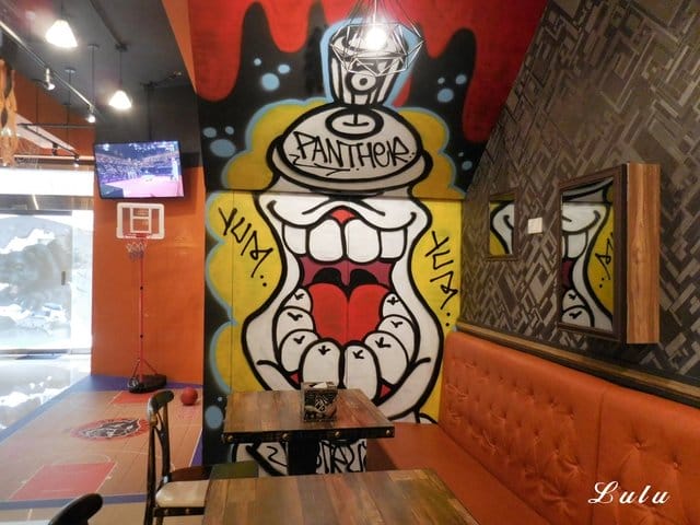 桃園美式餐廳推薦。PANTHER 黑豹美式餐廳。街頭美式塗鴉牆，週六球衣日。轉播熱門運動賽事。寵物友善。不收取服務費，用餐不限時，提供免費wifi，充電服務