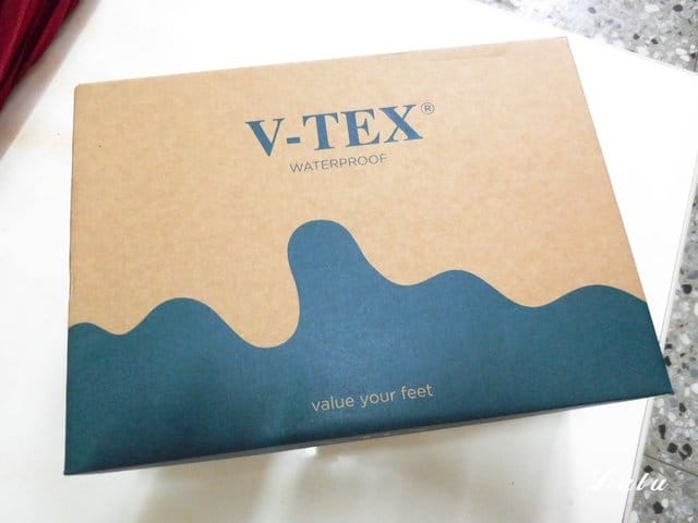 V-TEX地表最強耐水鞋。針織耐水鞋。Shark系列 珍珠白。高透氣，防水，防風。好穿搭。下雨天穿著它，隨性四處走