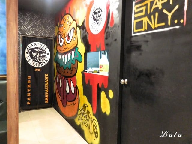 桃園美式餐廳推薦。PANTHER 黑豹美式餐廳。街頭美式塗鴉牆，週六球衣日。轉播熱門運動賽事。寵物友善。不收取服務費，用餐不限時，提供免費wifi，充電服務