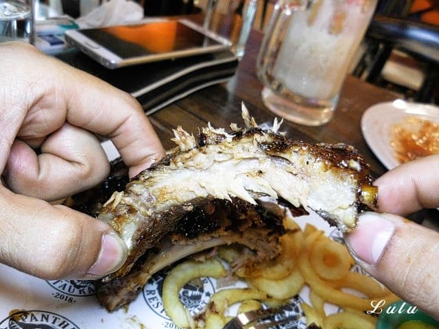 桃園美式餐廳推薦。PANTHER 黑豹美式餐廳。街頭美式塗鴉牆，週六球衣日。轉播熱門運動賽事。寵物友善。不收取服務費，用餐不限時，提供免費wifi，充電服務