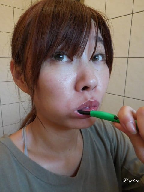 天然草本麥蘆卡茶樹精油蜂膠牙膏。天然薄荷茶樹香氣，增添好口氣。含蜂膠和其化合物成分，減少牙菌斑形成，保持牙齦健康，協助口腔衛生，促進口氣清新