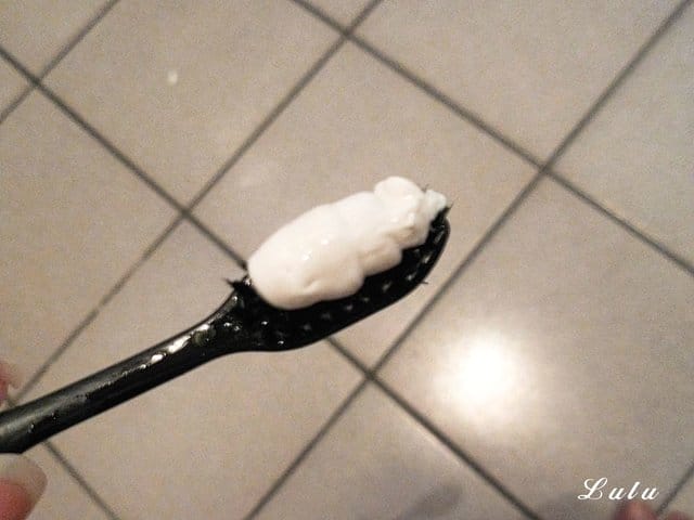 天然草本麥蘆卡茶樹精油蜂膠牙膏。天然薄荷茶樹香氣，增添好口氣。含蜂膠和其化合物成分，減少牙菌斑形成，保持牙齦健康，協助口腔衛生，促進口氣清新