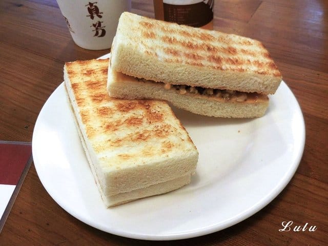 真芳碳烤吐司·紅茶牛奶 台北信義店。台北必吃十大早午餐。食材新鮮嚴選，美味自然呈現