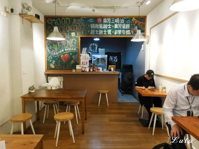 真芳碳烤吐司·紅茶牛奶 台北信義店。台北必吃十大早午餐。食材新鮮嚴選，美味自然呈現