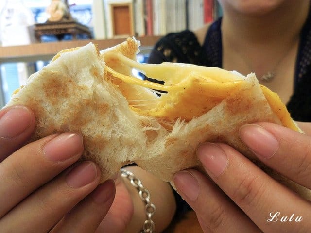 真芳碳烤吐司·紅茶牛奶 台北信義店。台北必吃十大早午餐。食材新鮮嚴選，美味自然呈現