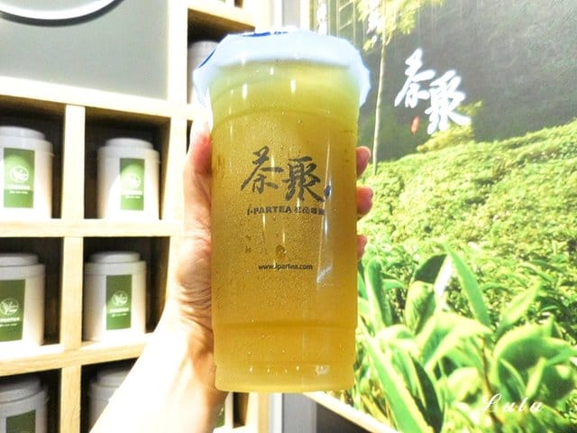 2019奶茶節。半熟奶茶怎能缺席！？#茶聚茗品新莊幸福店。使用100％台灣原產茶葉。新鮮現泡，手作好茶。喝的到茶香，健康養生的手搖飲品。超推：皇晶奶茶，當頂級奶茶遇上微甜焦糖布丁金黃晶球
