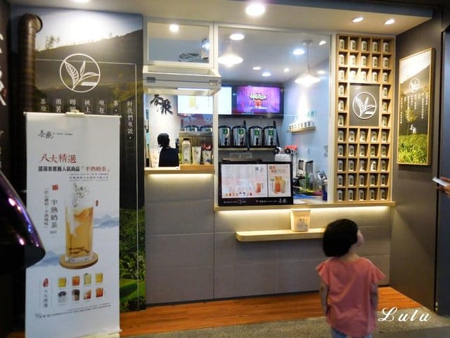 2019奶茶節。半熟奶茶怎能缺席！？#茶聚茗品新莊幸福店。使用100％台灣原產茶葉。新鮮現泡，手作好茶。喝的到茶香，健康養生的手搖飲品。超推：皇晶奶茶，當頂級奶茶遇上微甜焦糖布丁金黃晶球