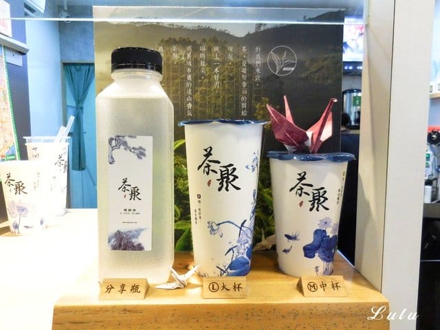 2019奶茶節。半熟奶茶怎能缺席！？#茶聚茗品新莊幸福店。使用100％台灣原產茶葉。新鮮現泡，手作好茶。喝的到茶香，健康養生的手搖飲品。超推：皇晶奶茶，當頂級奶茶遇上微甜焦糖布丁金黃晶球