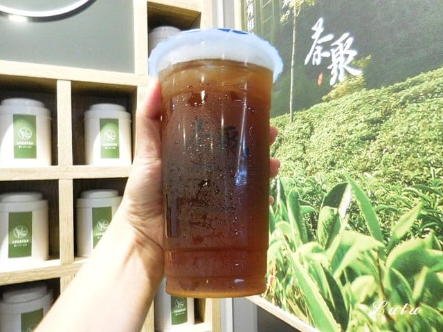 2019奶茶節。半熟奶茶怎能缺席！？#茶聚茗品新莊幸福店。使用100％台灣原產茶葉。新鮮現泡，手作好茶。喝的到茶香，健康養生的手搖飲品。超推：皇晶奶茶，當頂級奶茶遇上微甜焦糖布丁金黃晶球