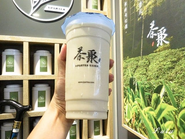 2019奶茶節。半熟奶茶怎能缺席！？#茶聚茗品新莊幸福店。使用100％台灣原產茶葉。新鮮現泡，手作好茶。喝的到茶香，健康養生的手搖飲品。超推：皇晶奶茶，當頂級奶茶遇上微甜焦糖布丁金黃晶球