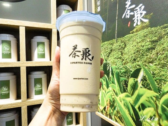 2019奶茶節。半熟奶茶怎能缺席！？#茶聚茗品新莊幸福店。使用100％台灣原產茶葉。新鮮現泡，手作好茶。喝的到茶香，健康養生的手搖飲品。超推：皇晶奶茶，當頂級奶茶遇上微甜焦糖布丁金黃晶球
