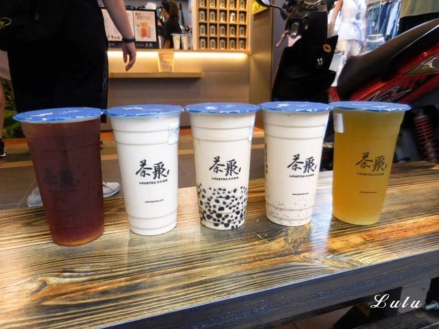 2019奶茶節。半熟奶茶怎能缺席！？#茶聚茗品新莊幸福店。使用100％台灣原產茶葉。新鮮現泡，手作好茶。喝的到茶香，健康養生的手搖飲品。超推：皇晶奶茶，當頂級奶茶遇上微甜焦糖布丁金黃晶球