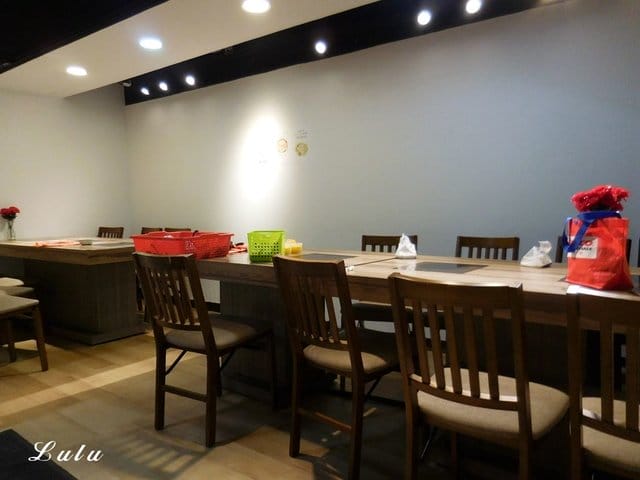 中和吃到飽火鍋。食尚吃到飽涮涮鍋。食材新鮮，季節時蔬、火鍋料、甜品水果、冰淇淋、滷肉飯、鴨血、飲料吧，無限量供應，另外提供6種肉品任點吃到飽。湯底選擇多樣化。用餐限時90分鐘