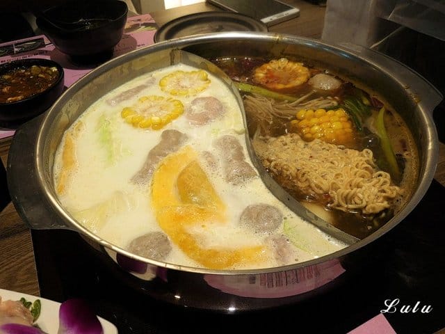 中和吃到飽火鍋。食尚吃到飽涮涮鍋。食材新鮮，季節時蔬、火鍋料、甜品水果、冰淇淋、滷肉飯、鴨血、飲料吧，無限量供應，另外提供6種肉品任點吃到飽。湯底選擇多樣化。用餐限時90分鐘