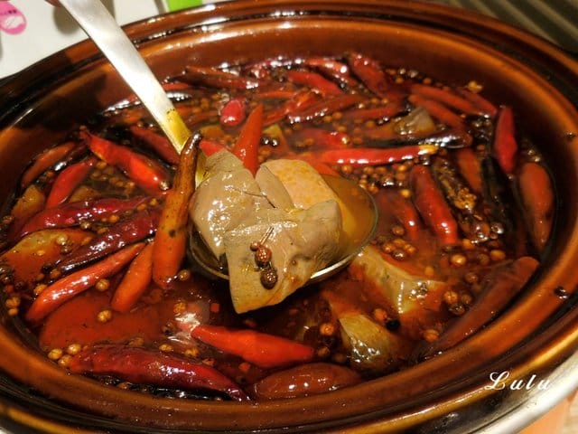 中和吃到飽火鍋。食尚吃到飽涮涮鍋。食材新鮮，季節時蔬、火鍋料、甜品水果、冰淇淋、滷肉飯、鴨血、飲料吧，無限量供應，另外提供6種肉品任點吃到飽。湯底選擇多樣化。用餐限時90分鐘