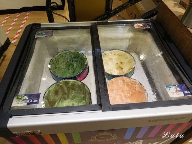 中和吃到飽火鍋。食尚吃到飽涮涮鍋。食材新鮮，季節時蔬、火鍋料、甜品水果、冰淇淋、滷肉飯、鴨血、飲料吧，無限量供應，另外提供6種肉品任點吃到飽。湯底選擇多樣化。用餐限時90分鐘