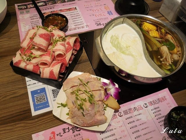 中和吃到飽火鍋。食尚吃到飽涮涮鍋。食材新鮮，季節時蔬、火鍋料、甜品水果、冰淇淋、滷肉飯、鴨血、飲料吧，無限量供應，另外提供6種肉品任點吃到飽。湯底選擇多樣化。用餐限時90分鐘