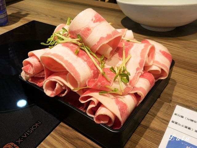 中和吃到飽火鍋。食尚吃到飽涮涮鍋。食材新鮮，季節時蔬、火鍋料、甜品水果、冰淇淋、滷肉飯、鴨血、飲料吧，無限量供應，另外提供6種肉品任點吃到飽。湯底選擇多樣化。用餐限時90分鐘