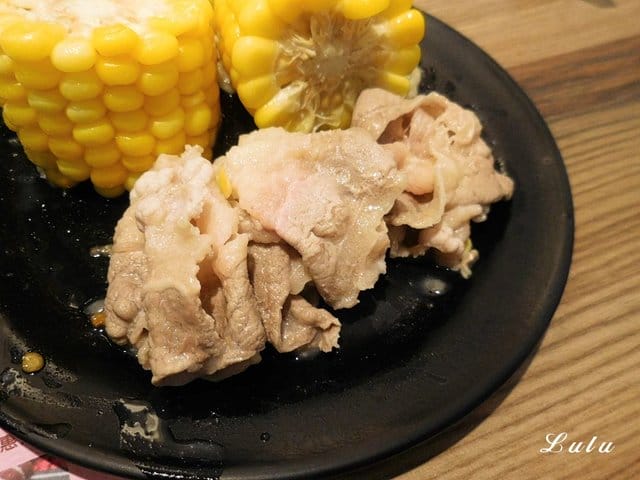 中和吃到飽火鍋。食尚吃到飽涮涮鍋。食材新鮮，季節時蔬、火鍋料、甜品水果、冰淇淋、滷肉飯、鴨血、飲料吧，無限量供應，另外提供6種肉品任點吃到飽。湯底選擇多樣化。用餐限時90分鐘