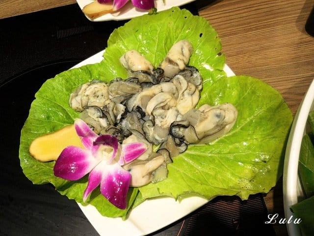 中和吃到飽火鍋。食尚吃到飽涮涮鍋。食材新鮮，季節時蔬、火鍋料、甜品水果、冰淇淋、滷肉飯、鴨血、飲料吧，無限量供應，另外提供6種肉品任點吃到飽。湯底選擇多樣化。用餐限時90分鐘
