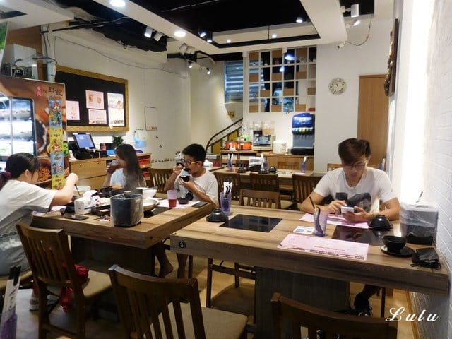 中和吃到飽火鍋。食尚吃到飽涮涮鍋。食材新鮮，季節時蔬、火鍋料、甜品水果、冰淇淋、滷肉飯、鴨血、飲料吧，無限量供應，另外提供6種肉品任點吃到飽。湯底選擇多樣化。用餐限時90分鐘
