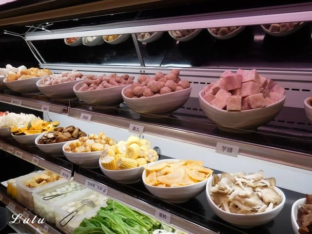 中和吃到飽火鍋。食尚吃到飽涮涮鍋。食材新鮮，季節時蔬、火鍋料、甜品水果、冰淇淋、滷肉飯、鴨血、飲料吧，無限量供應，另外提供6種肉品任點吃到飽。湯底選擇多樣化。用餐限時90分鐘