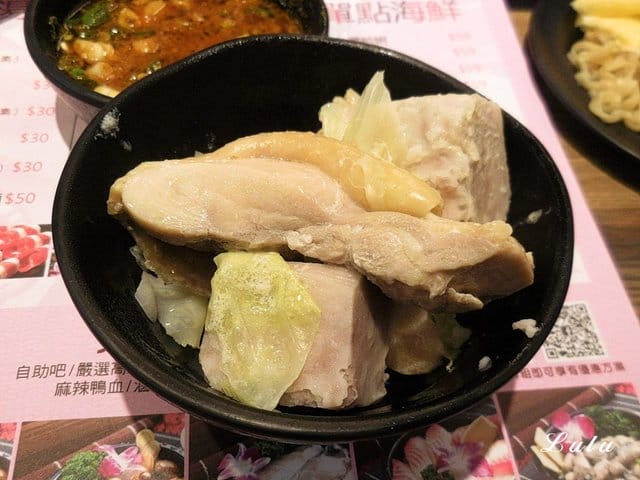 中和吃到飽火鍋。食尚吃到飽涮涮鍋。食材新鮮，季節時蔬、火鍋料、甜品水果、冰淇淋、滷肉飯、鴨血、飲料吧，無限量供應，另外提供6種肉品任點吃到飽。湯底選擇多樣化。用餐限時90分鐘