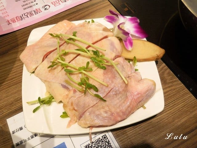 中和吃到飽火鍋。食尚吃到飽涮涮鍋。食材新鮮，季節時蔬、火鍋料、甜品水果、冰淇淋、滷肉飯、鴨血、飲料吧，無限量供應，另外提供6種肉品任點吃到飽。湯底選擇多樣化。用餐限時90分鐘