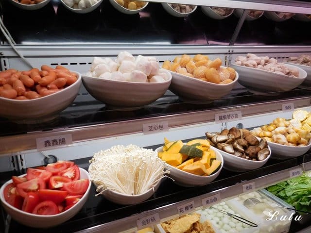 中和吃到飽火鍋。食尚吃到飽涮涮鍋。食材新鮮，季節時蔬、火鍋料、甜品水果、冰淇淋、滷肉飯、鴨血、飲料吧，無限量供應，另外提供6種肉品任點吃到飽。湯底選擇多樣化。用餐限時90分鐘