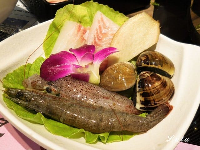 中和吃到飽火鍋。食尚吃到飽涮涮鍋。食材新鮮，季節時蔬、火鍋料、甜品水果、冰淇淋、滷肉飯、鴨血、飲料吧，無限量供應，另外提供6種肉品任點吃到飽。湯底選擇多樣化。用餐限時90分鐘