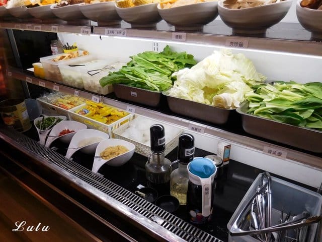 中和吃到飽火鍋。食尚吃到飽涮涮鍋。食材新鮮，季節時蔬、火鍋料、甜品水果、冰淇淋、滷肉飯、鴨血、飲料吧，無限量供應，另外提供6種肉品任點吃到飽。湯底選擇多樣化。用餐限時90分鐘