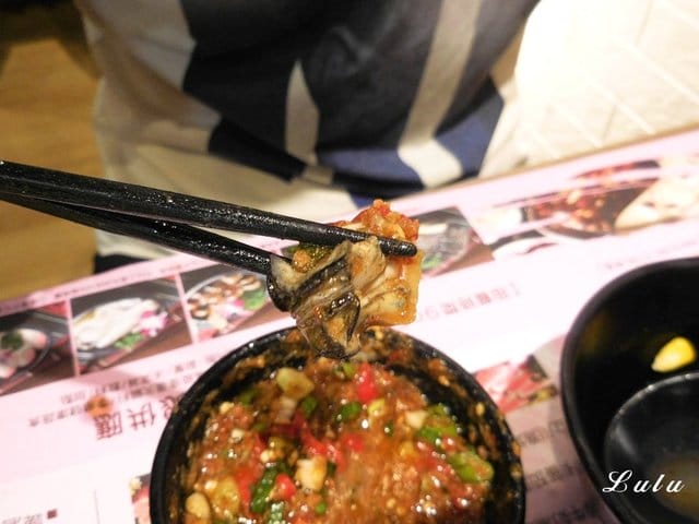 中和吃到飽火鍋。食尚吃到飽涮涮鍋。食材新鮮，季節時蔬、火鍋料、甜品水果、冰淇淋、滷肉飯、鴨血、飲料吧，無限量供應，另外提供6種肉品任點吃到飽。湯底選擇多樣化。用餐限時90分鐘
