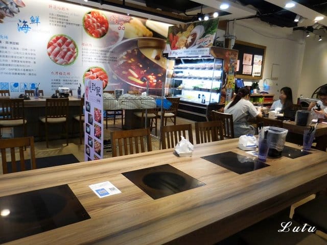 中和吃到飽火鍋。食尚吃到飽涮涮鍋。食材新鮮，季節時蔬、火鍋料、甜品水果、冰淇淋、滷肉飯、鴨血、飲料吧，無限量供應，另外提供6種肉品任點吃到飽。湯底選擇多樣化。用餐限時90分鐘