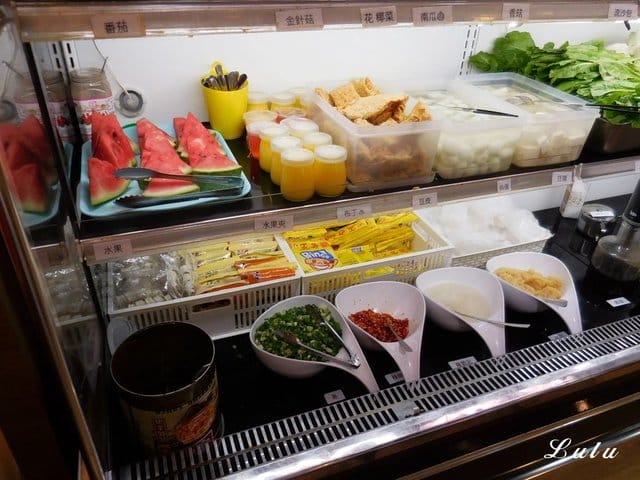 中和吃到飽火鍋。食尚吃到飽涮涮鍋。食材新鮮，季節時蔬、火鍋料、甜品水果、冰淇淋、滷肉飯、鴨血、飲料吧，無限量供應，另外提供6種肉品任點吃到飽。湯底選擇多樣化。用餐限時90分鐘