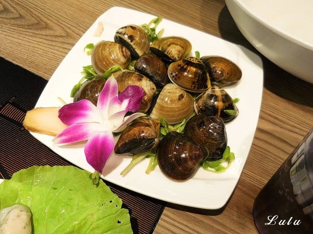 中和吃到飽火鍋。食尚吃到飽涮涮鍋。食材新鮮，季節時蔬、火鍋料、甜品水果、冰淇淋、滷肉飯、鴨血、飲料吧，無限量供應，另外提供6種肉品任點吃到飽。湯底選擇多樣化。用餐限時90分鐘