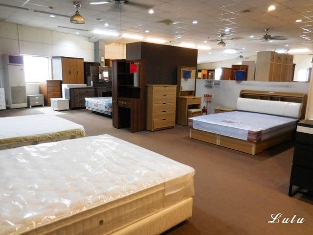 台中家具賣場推薦。丹比家具生活館。佔地1800坪的展示空間，只要你想得到的居家家具，通通可以找得到。客製化的服務，符合居家空間