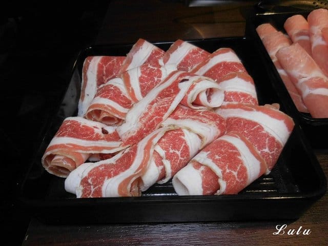 台灣火鍋第一品牌。肉多多火鍋桃園ATT站前店。沒吃過肉多多別說你吃過最好吃火鍋。貼心撥蝦服務，讓你吃蝦省去雙手味道的困擾
